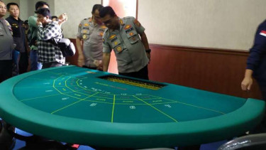 Polisi memeriksa meja kasino di Apartemen Robinson di kawasan Penjaringan, Jakarta Utara.