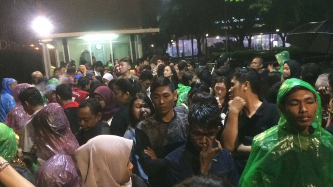 Penonton konser Shawn Mendes kehujanan.