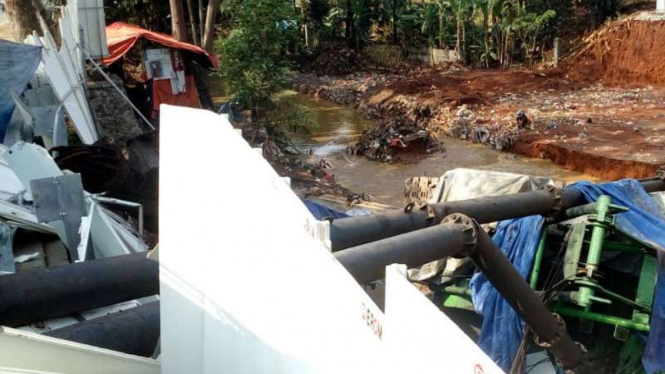  Crane tergelincir di Jalan Raya Bogor, Jawa Barat, Rabu, 9 Oktober 2019.