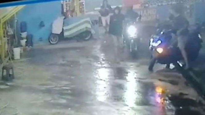 Penjaga tempat cucian mobil lawan 4 perampok di Bekasi