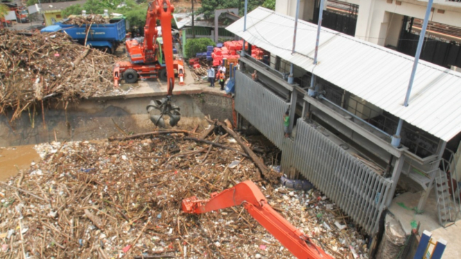 Pintu Air Manggarai Penuh Dengan Sampah