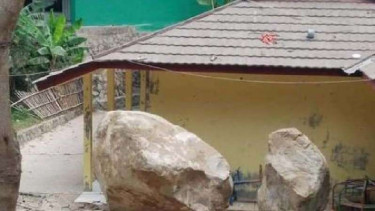 Batu raksasa menimpa sebuah rumah di Purwakarta.