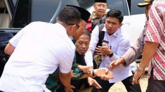 Menkopolhukam Wiranto saat diserang pelaku teror menggunakan senjata tajam di Banten.