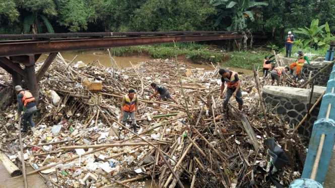 Sampah bambu di Sungai Cikeas