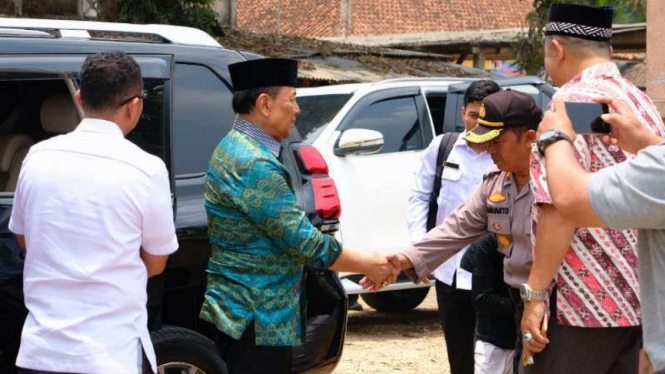 Menkopolhukam Wiranto, sesaat sebelum aksi penusukan terjadi.