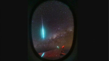 Bola api meteor di balik pesawat rute Singapura ke Australia