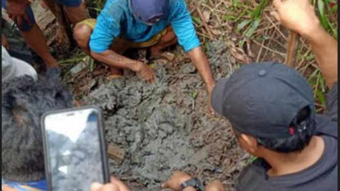 BNN temukan 10.000 ekstasi yang dikuburkan dalam tanah.