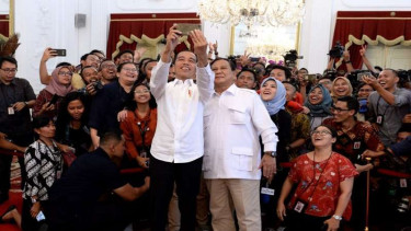 Presiden Jokowi mengajak Prabowo selfie bersama wartawan di Istana, Jumat, 11 Oktober 2019.