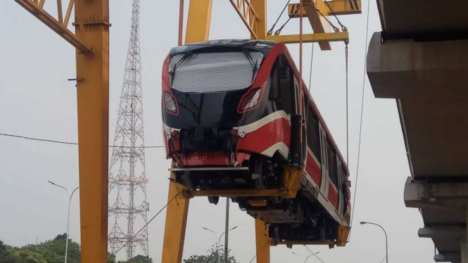 Kereta LRT Jabodebek diangkat ke jalurnya di Stasiun Cibubur, Jakarta Timur.