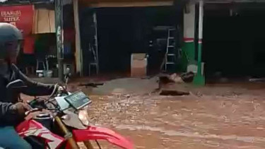 Pipa milik Perusahaan Daerah Air Minum (PDAM) Tirta Asasta mengalami kebocoran.