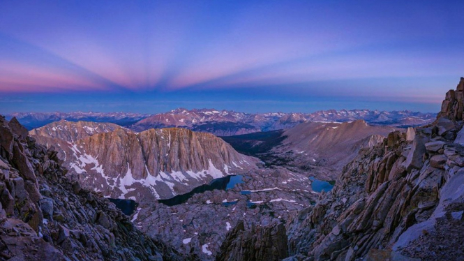 Pemandangan blue hour Gunung Whitney, Nevada, Amerika Serikat