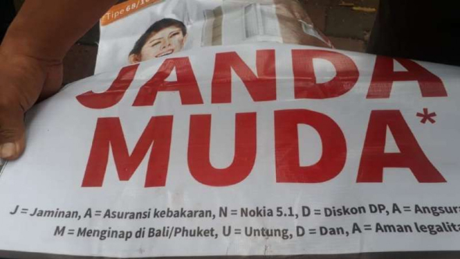 Spanduk beli rumah dapat bonus janda muda di Depok