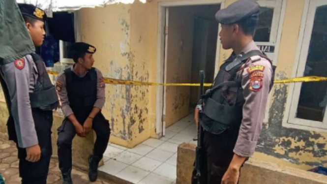 Polisi menjaga kontrakan Abu Rara dan istrinya, di Pandeglang, Banten