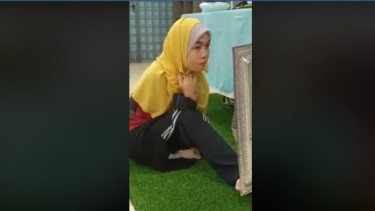 Gadis tanpa lengan tunjukkan cara pakai jilbab dengan kaki