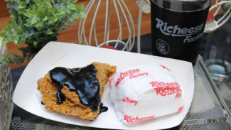 Mencicip Hidangan Menu Olahan Keju Hitam di Richeese Factory