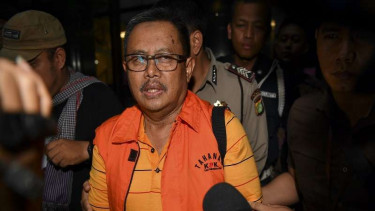 Bupati Indramayu Supendi (tengah) usai menjalani pemeriksaan di KPK