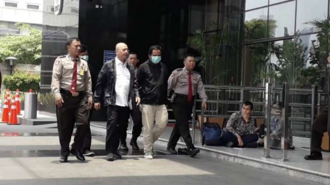 Tim KPK membawa Wali Kota Medan Dzulmi Eldin ke kantor KPK.