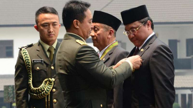 KSAD Anugerahi Dua Pimpinan BPK Bintang Kartika Eka Paksi