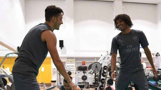 Mohamed Elneny ketika berlatih bersama Arsenal
