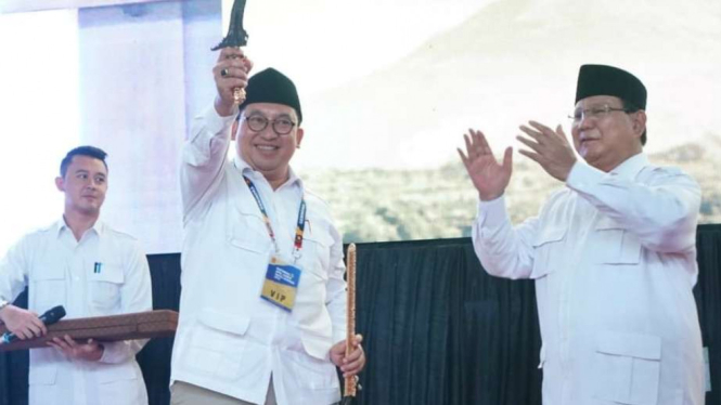 Prabowo Subianto beri keris kepada Waketum Gerindra Fadli Zon