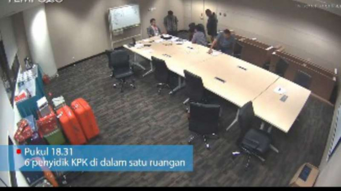Rekaman CCTV Detik-detik perusakan barang bukti buku merah