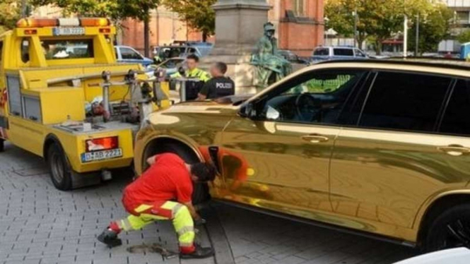 Mobil BMW berlapis stiker emas ditilang Polisi