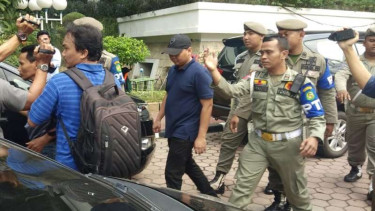 AND saat digiring petugas KPK dari Kantor Pemkot Medan