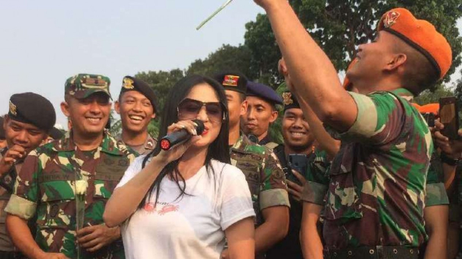 Pedangdut Dewi Perssik menghibur anggota TNI Polri di Gedung DPR/MPR RI.