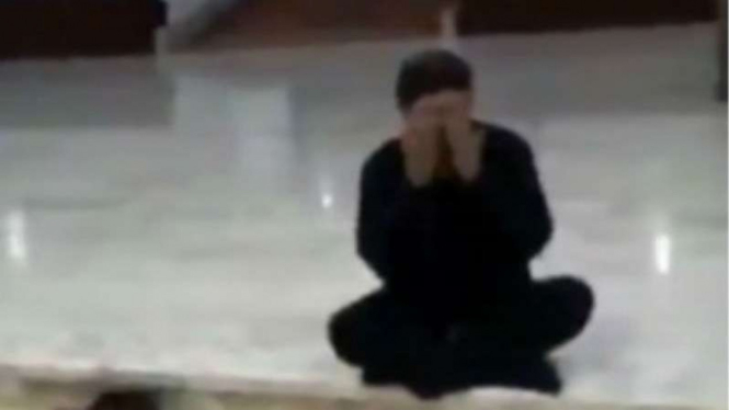 Ki Sabdo melakukan ritual di depan Gedung Nusantara V DPR/MPR RI.
