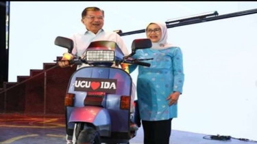 Foto JK dan Mufidah JK bersama motor Vespa