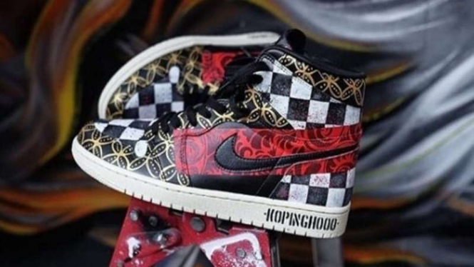 Sepatu custom karya Never Too Lavish