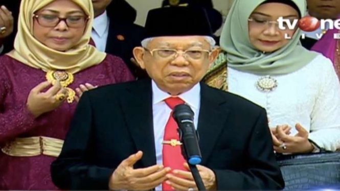 Wakil Presiden Terpilih Maruf Amin memimpin doa sebelum ke acara pelantikan di Senayan