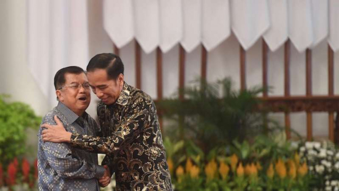 Presiden Joko Widodo (kanan) berpelukan dengan Wakil Presiden Jusuf Kalla (kiri) dalam acara silaturahmi kabinet kerja di Istana Negara, Jakarta, Jumat (18/10/2019). 
