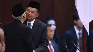 Mantan Wakil Presiden Jusuf Kalla (kanan) berpelukan dengan Wakil Presiden Ma'ruf Amin pada upacara pelantikan presiden dan wakil presiden periode 2019-2024 di Gedung Nusantara, kompleks Parlemen, Senayan, Jakarta, Minggu (20/10/2019). 