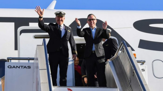 Direktur Eksekutif Qantas Alan Joyce (kanan) dan pilot Sean Golding setibanya di Sydney dari New York.