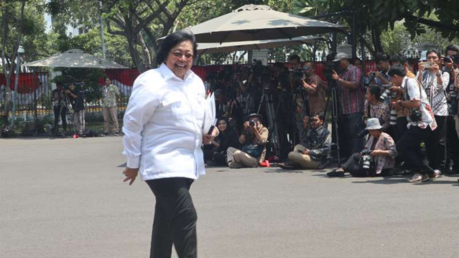 Politikus Partai Nasdem Siti Nurbaya Bakar tampak mendatangi Istana Merdeka.