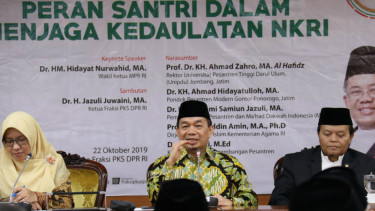 Ketua Fraksi PKS Jazuli Juwaini (tengah)