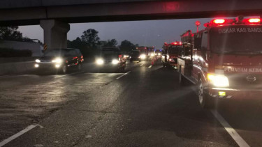 Situasi jalan tol Purbaleunyi usai terbakarnya pipa BBM Pertamina.