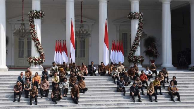 Presiden Joko Widodo didampingi Wapres Ma'ruf Amin memperkenalkan jajaran menteri Kabinet Indonesia Maju di tangga beranda Istana Merdeka, Jakarta, Rabu (23/10/2019). 