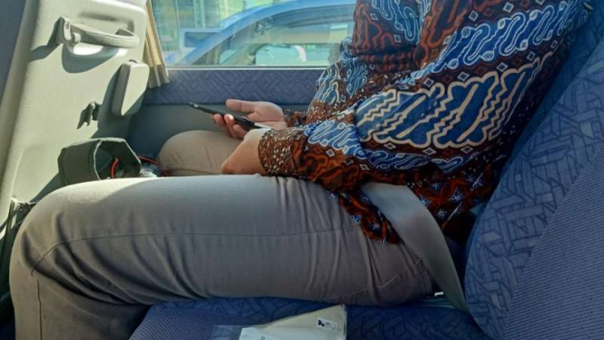 Penumpang bus mengenakan sabuk pengaman