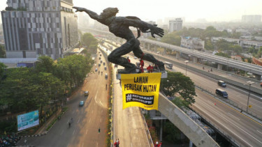 Patung Pancorang dipanjat orang tak dikenal