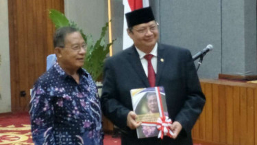 Sertijab Menko Perekonomian dari Darmin ke Airlangga Hartanto.