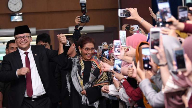 Menteri Kelautan dan Perikanan Edhy Prabowo (kiri) bersama mantan Menteri Kelautan dan Perikanan Susi Pudjiastuti (kedua kiri) menyapa para karyawan menjelang acara serah terima jabatan (Sertijab) di Kantor Kementerian Kelautan dan Perikanan (KKP).