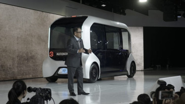 President Toyota Motor Corporation Akio Toyoda dan e-Palette dalam konferensi pers di Tokyo Motor Show 2019, Rabu 23 Oktober.