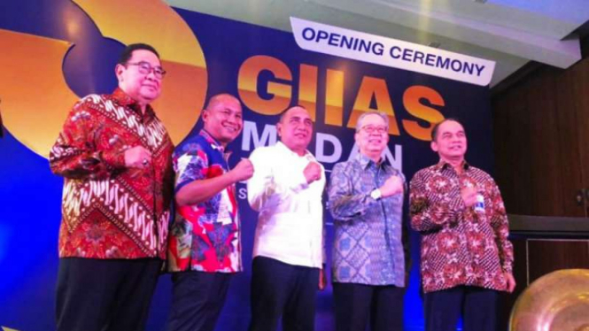 Gubernur Sumatera Utara, Edy Rahmayadi (tengah), membuka Gaikindo Indonesia International Motor Show (GIIAS) 2019 di Medan, 23 Oktober 2019.