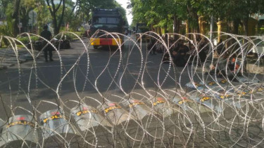 Polisi memperketat pengamanan sidang putusan perkara ujaran kebencian dan pencemaran nama baik dengan terdakwa Sugi Nur Raharja alias Gus Nur di Pengadilan Negeri Surabaya, pada Kamis, 24 Oktober 2019.