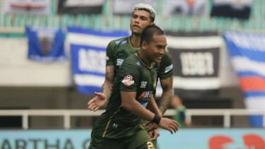 Gelandang Tira Persikabo, Wawan Febrianto membobol gawang Arema FC