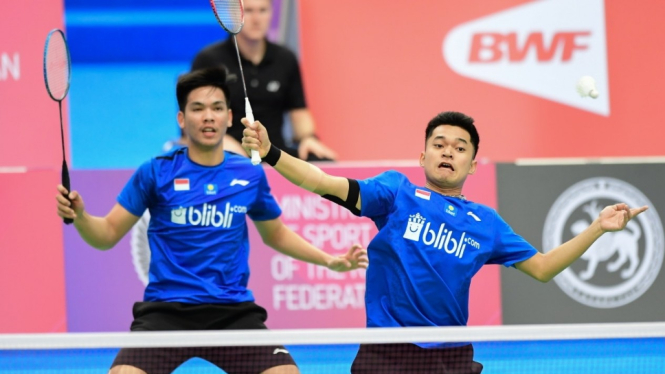 Leo Rolly Carnando (depan) dan Daniel Marthin (belakang).