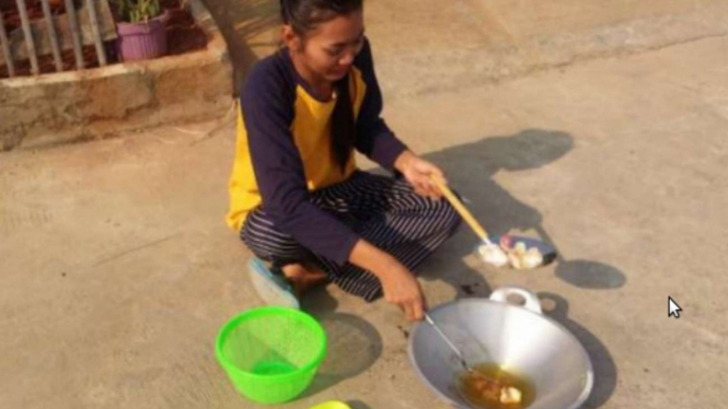 Sulastri asyik goreng kerupuk pakai panas matahari, tanpa kompor
