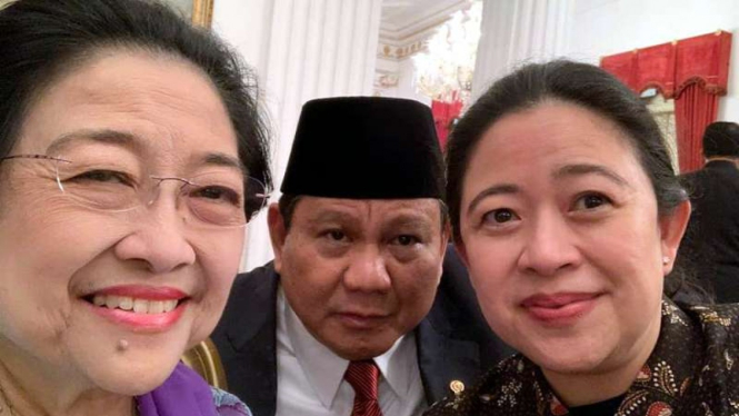 Megawati, Prabowo dan Puan Maharani berswafoto beberapa waktu lalu. (foto ilustrasi)
